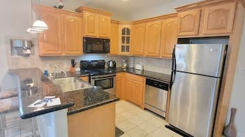 Een koelkast, een microgolfoven, een oven, een vaatwasser