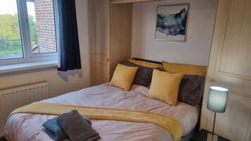 2 chambres, fer et planche à repasser, Wi-Fi, draps fournis