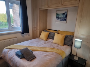 2 bedrooms, iron/ironing board, WiFi, bed sheets - Zinoc Delightful Apartment, free parking (Hendon)