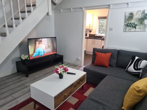Living area - Zinoc Delightful Apartment, free parking (Hendon)