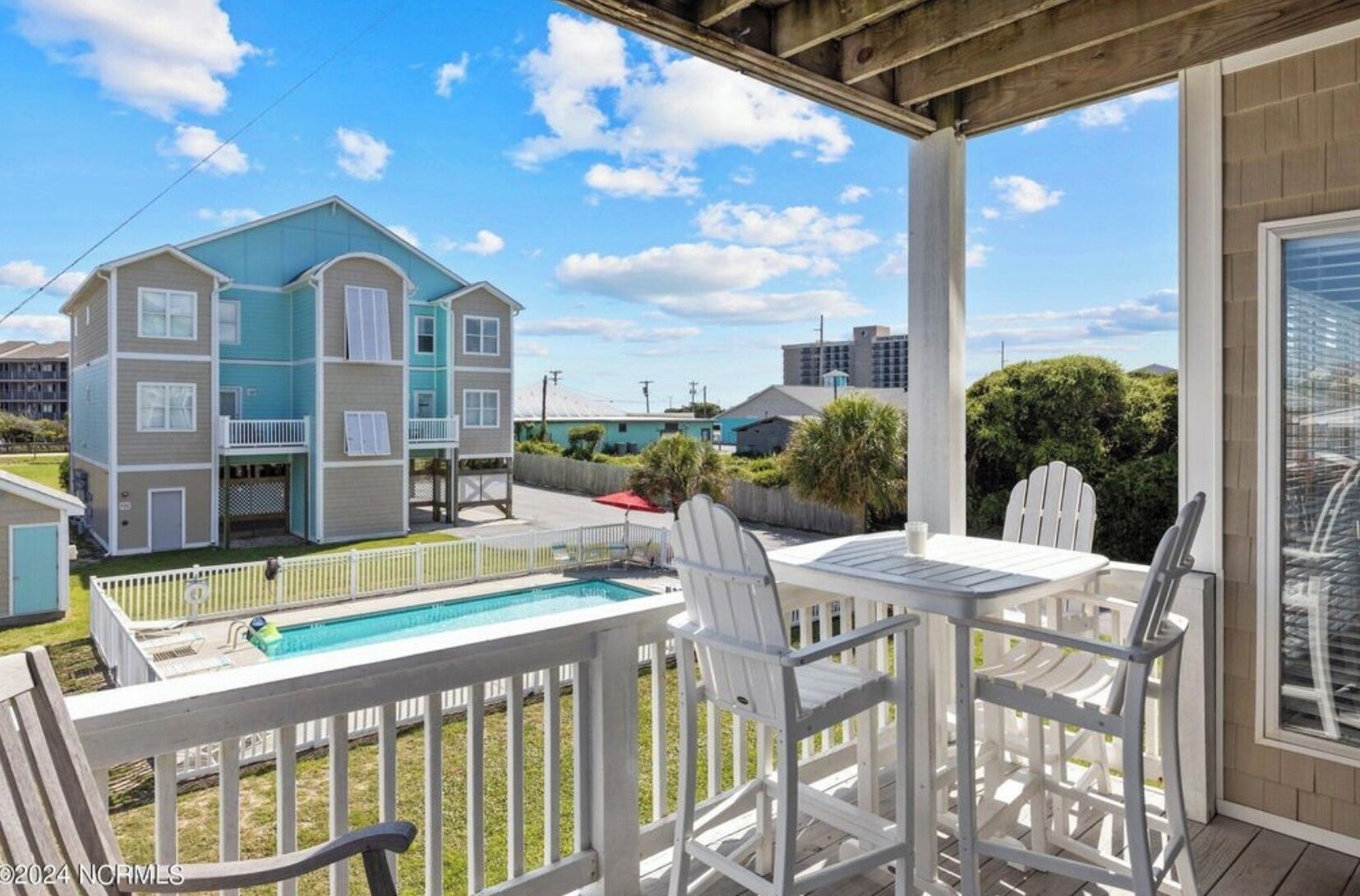 ⛱️ Renovated, family-friendly condo across street from the beach - with pool! 🐚