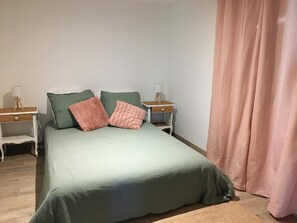 2 dormitorios, tabla de planchar con plancha, wifi y ropa de cama