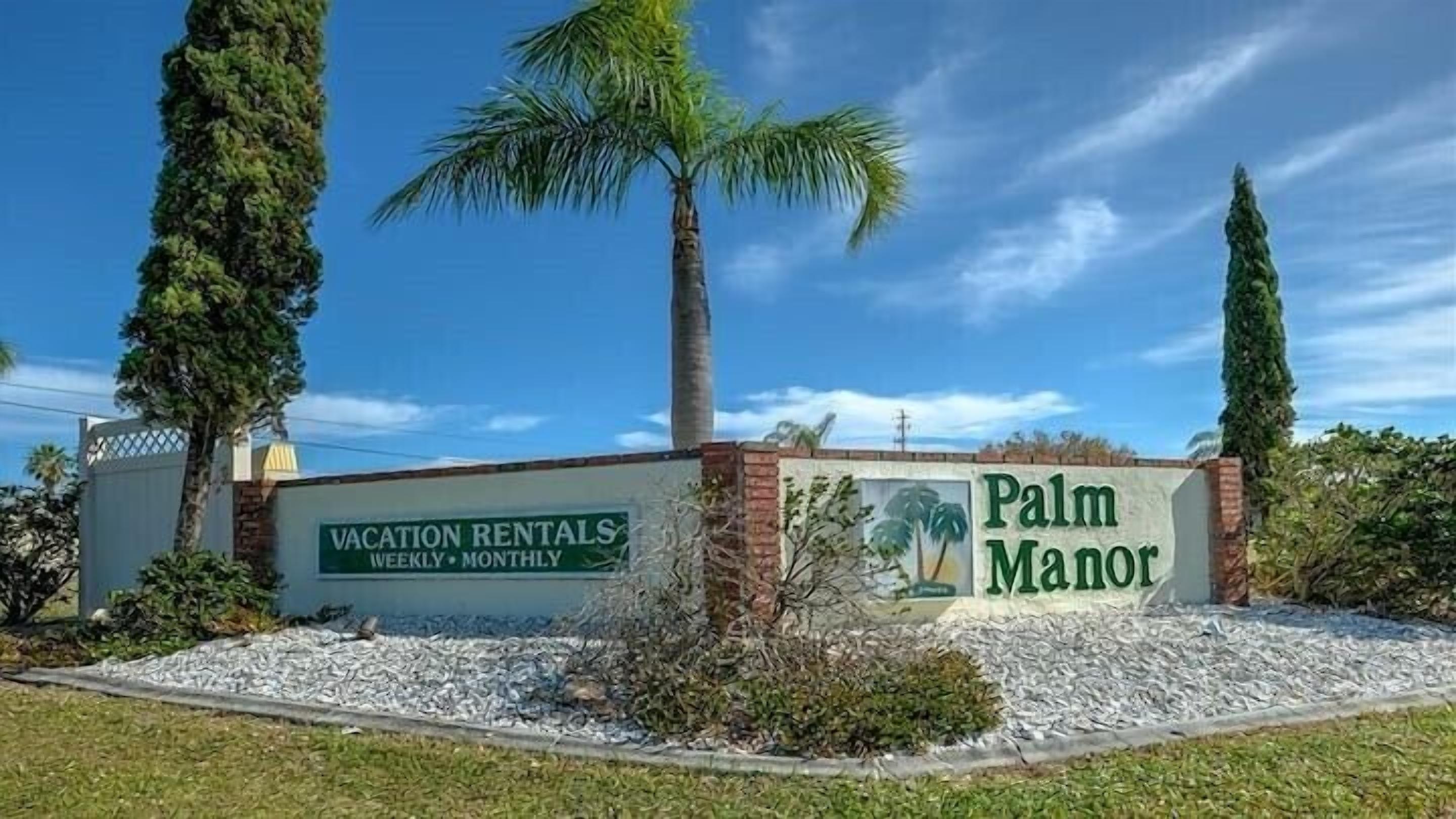 Palm Cottage - Pool and only 5 Minutes to Englewood Beach!