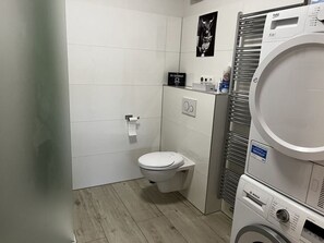 House | Bathroom - Pink Cow Modern Retreat (Groemitz)