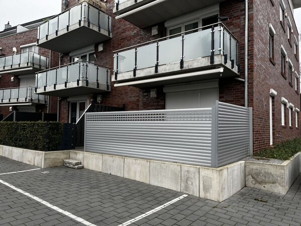 Exterior - Pink Cow Modern Retreat (Groemitz)