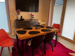 Dining - Pink Cow Modern Retreat (Groemitz)