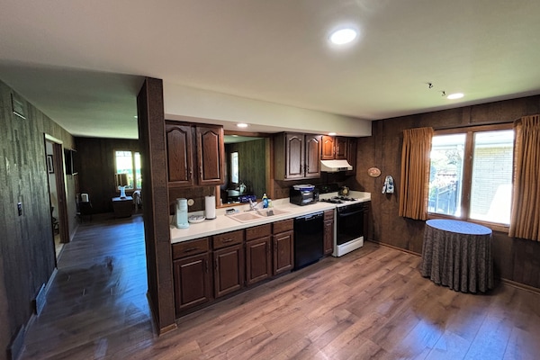 Kylskåp, mikrovågsugn, ugn och spishäll