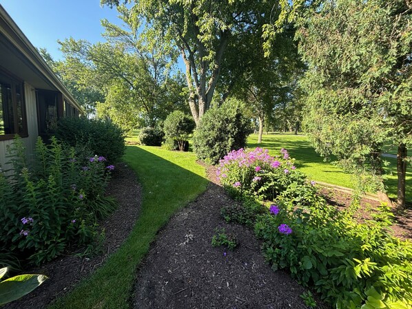 Property grounds - Spacious Ranch blocks away from downtown McHenry (McHenry)