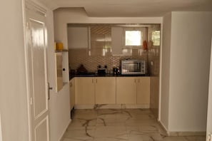 Kjøleskap, mikrobølgeovn, ovn og kokeplater