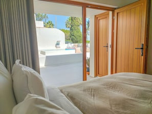 3 quartos, escrivaninha, ferros/tábuas de passar roupa, berço de viagem