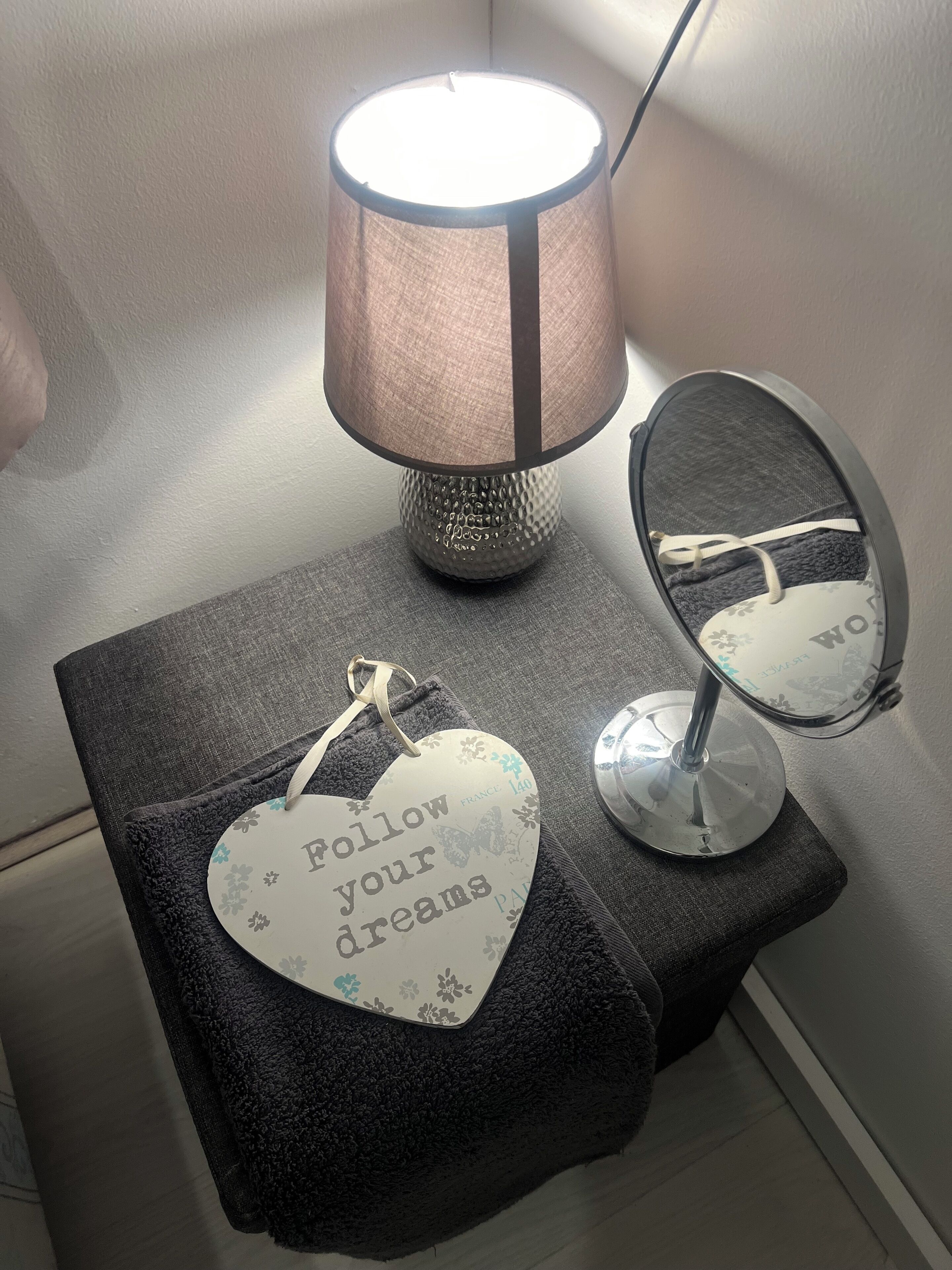 2 dormitorios, tabla de planchar con plancha, ropa de cama