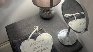 2 chambres, fer et planche Ă repasser, draps fournis