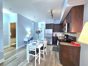 Fridge, microwave, oven, stovetop - Comfy Condo near Promenade Mall (Vaughan)