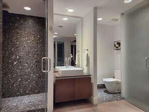 Shower, hair dryer, bidet, towels - Luxury Penthouse in Miami with Panoramic Views (Miami)