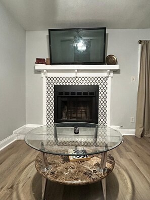 Interior - Long stays welcome • High-speed Wi‑Fi, workspace, full kitchen, quiet neighborhood (Virginia Beach)