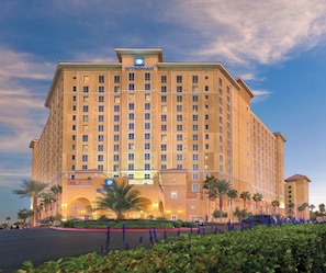 Exterior - 2 BR Deluxe -Wyndham Grand Desert-1 Mile to Strip, Free Shuttle, 3 pools, & Gym (Las Vegas)
