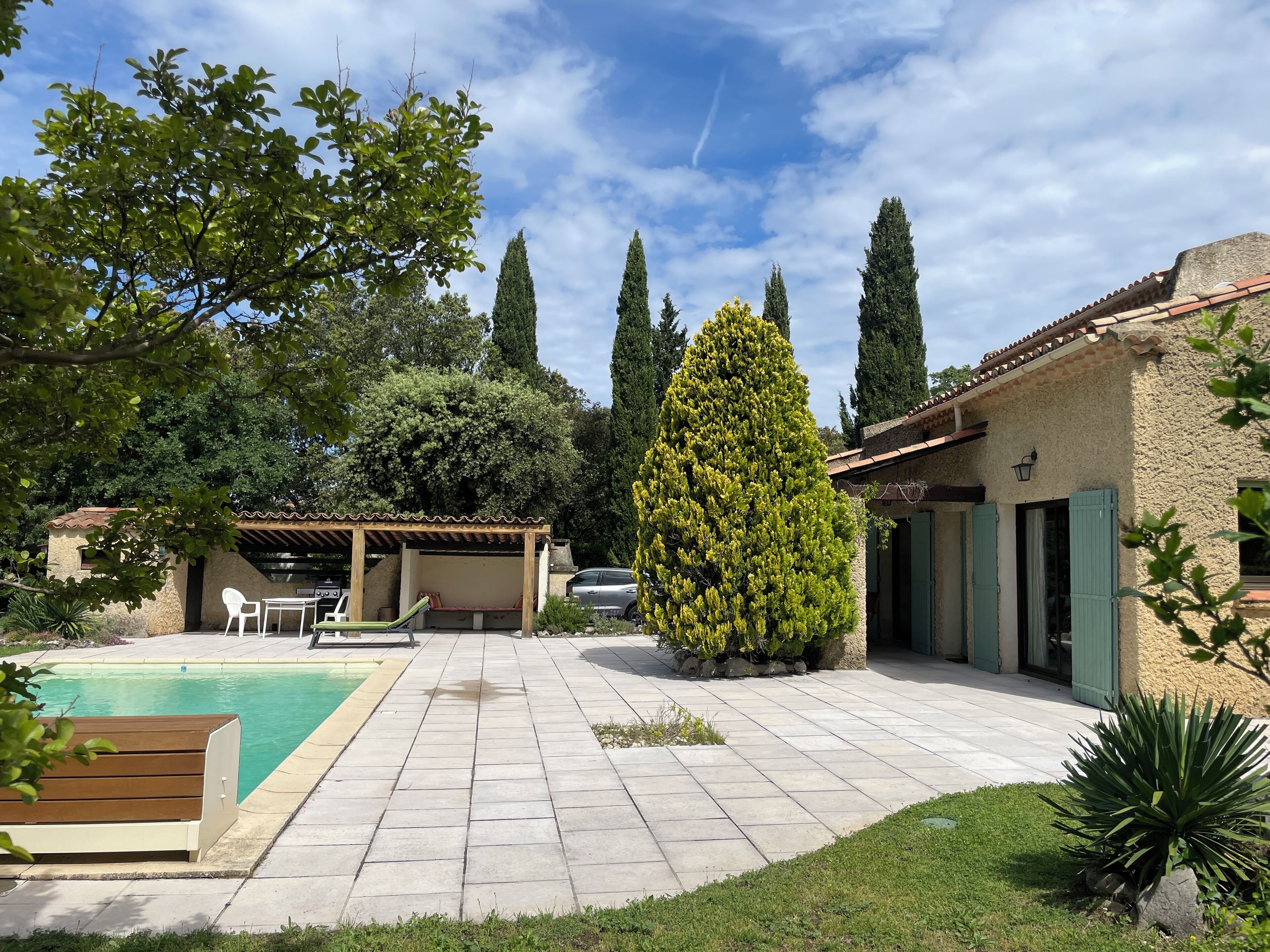 حمّام سباحة خارجي