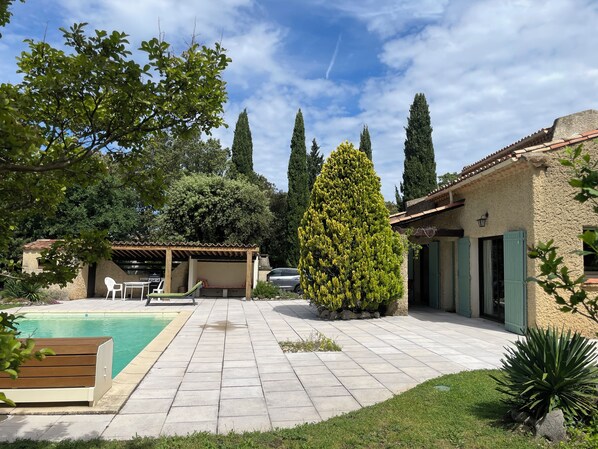 Outdoor pool - Villa Clôturée Avec Piscine sur un Terrain de 20 Ares Proche D'uzès Historique (Saint-Siffret)