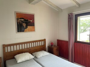 4 bedrooms, iron/ironing board, free WiFi
