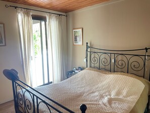 4 bedrooms, iron/ironing board, free WiFi