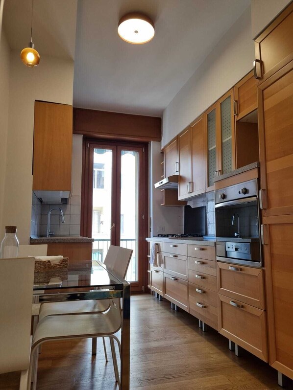 Réfrigérateur, un four, surface de cuisson, cafetière-théière