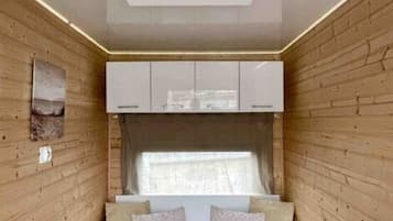 Mobil Karavan | 2 kamar tidur dan dilengkapi dengan perabotan berbeda-beda