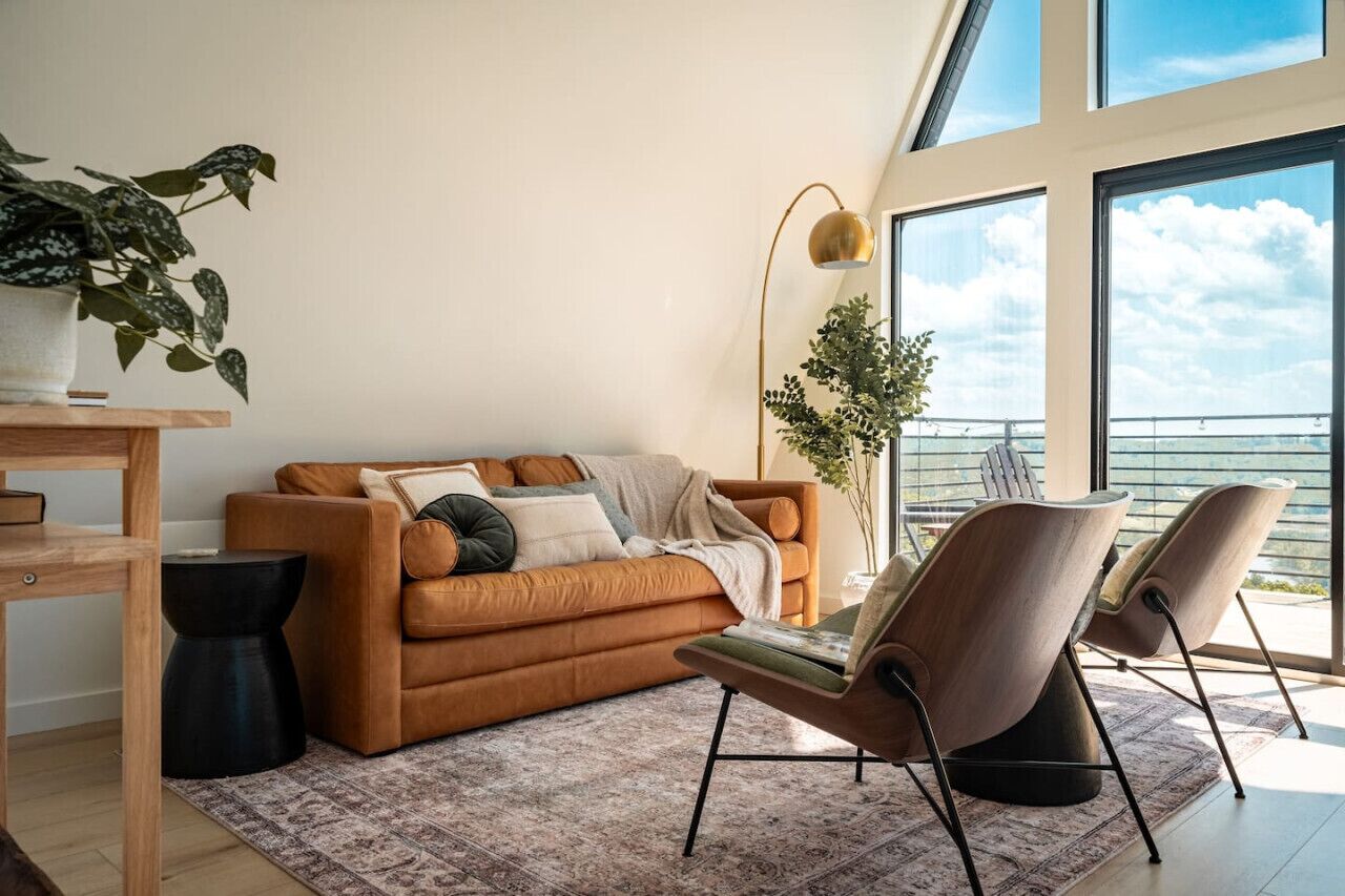 Smart TV, fireplace, books, stereo