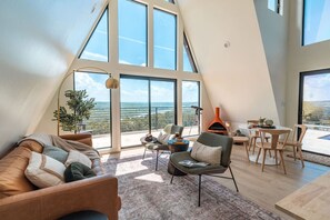 Smart-TV, Kamin, Bücher, Stereoanlage