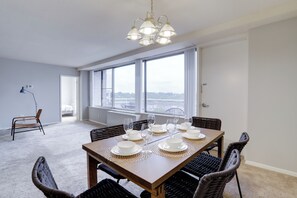 Comfort Apartment, 3 Bedrooms, Balcony, City View | Dining room