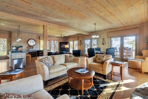 Smart TV, fireplace - Beautiful 3 Bedroom Home at Jamestown Marina with pool and boat ramp access (Jamestown)