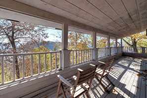 Terrace/patio - Beautiful 3 Bedroom Home at Jamestown Marina with pool and boat ramp access (Jamestown)