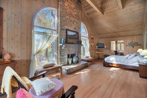 Beautiful 3 Bedroom Home at Jamestown Marina with pool and boat ramp access