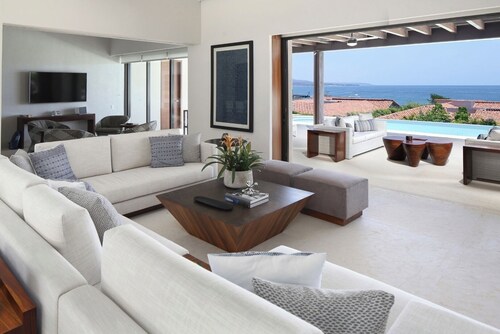 Private home with pool. 2 Nicklaus golf courses. Plenty of amenities &  activity