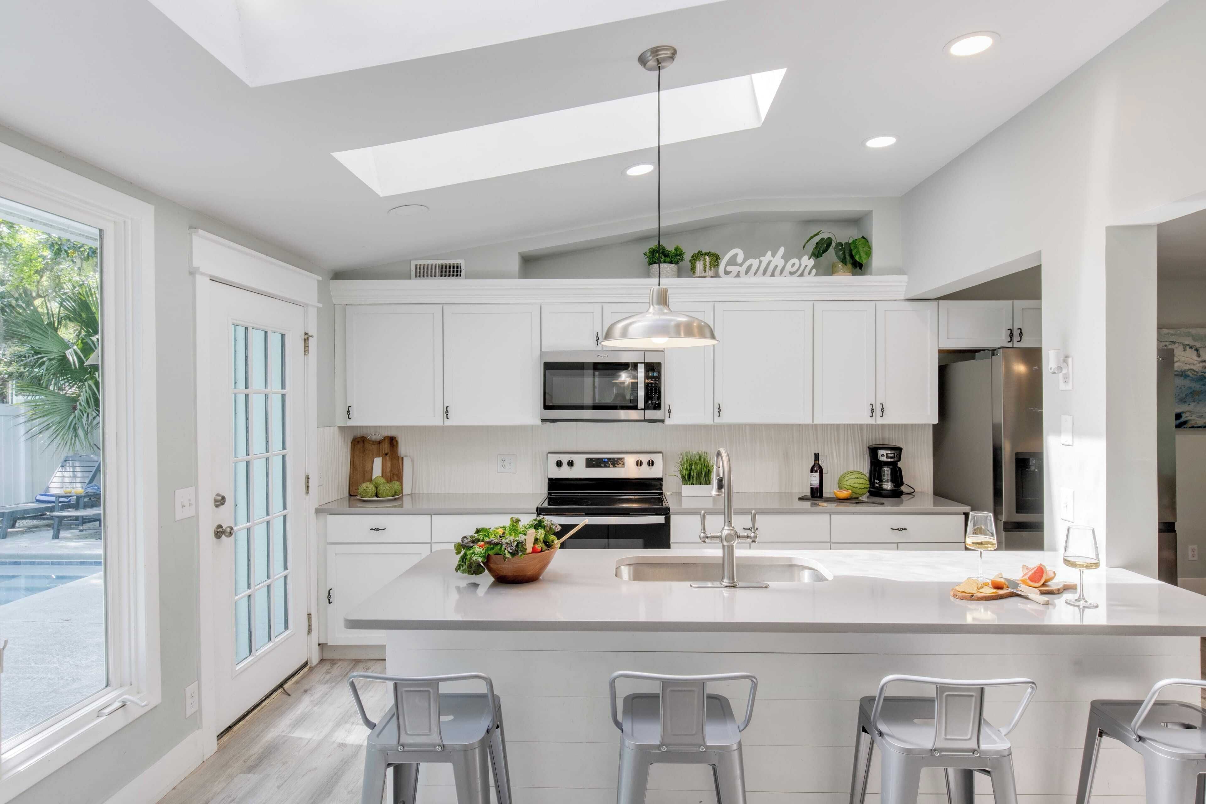 Lemari es, microwave, oven, dan kompor