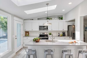 Fridge, microwave, oven, stovetop - Hilton Hideaway by Avantstay Private Pool, Walk to Beach (Hilton Head Island)