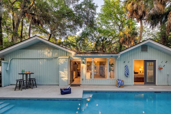 Outdoor pool - Hilton Hideaway by Avantstay Private Pool, Walk to Beach (Hilton Head Island)