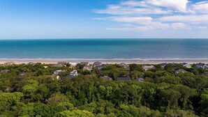 A coastal residential area with houses and dense greenery. - Hilton Hideaway by Avantstay Private Pool, Walk to Beach (Hilton Head Island)
