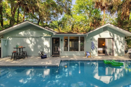 Una piscina al aire libre