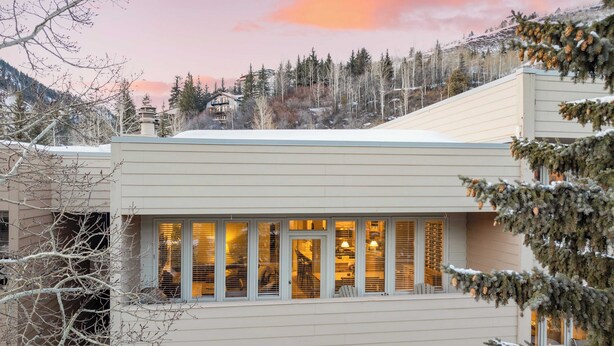 A modern two-story building with large windows and a flat roof. - Sunvail by Avantstay 10min Walk to Ski Lifts! (Vail)