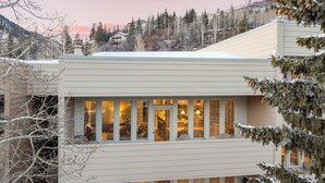 A modern building with large windows, a flat roof, and a view of a snowy landscape. - Sunvail by Avantstay 10min Walk to Ski Lifts! (Vail)
