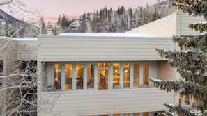 A modern building with large windows, a flat roof, and a view of a snowy landscape. - Sunvail by Avantstay 10min Walk to Ski Lifts! (Vail)