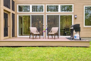 House (3 Bedrooms) | Interior - Secluded + Modern Enclosed Patio, Forest Views Woodland Zen by Avantstay (Housatonic)