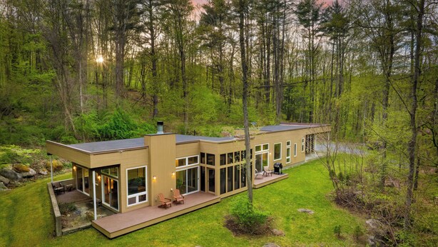 A modern house with a large deck, surrounded by a forest. - Secluded + Modern Enclosed Patio, Forest Views Woodland Zen by Avantstay (Housatonic)