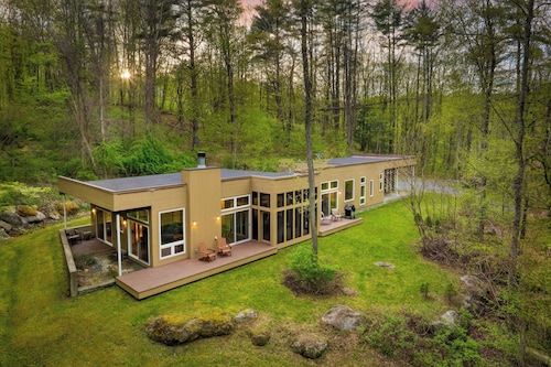 Woodland Zen by Avantstay Modern Design + Patio