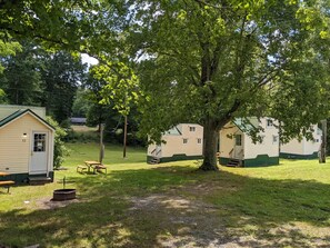 Property grounds - Sleeps up to 2, electric,  water, kitchenette,  full bathroom, air conditioned/heated (Illinois City)