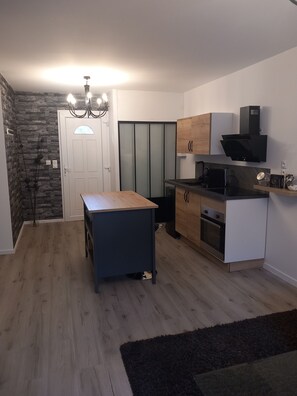 Four, plaque de cuisson, cafetière/bouilloire, bouilloire électrique