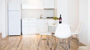 Full-size fridge, stovetop, cookware/dishes/utensils
