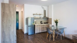 Full-size fridge, stovetop, cookware/dishes/utensils