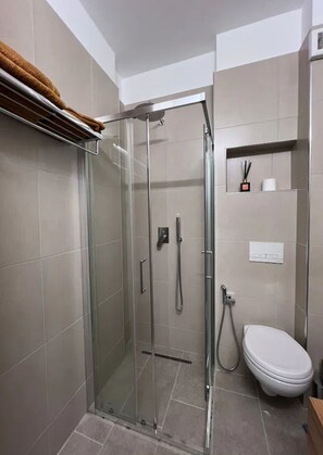 パノラミック アパートメント | バスルーム | ヘアドライヤー、スリッパ、タオル、トイレットペーパー