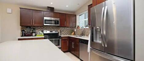 冷蔵庫、電子レンジ、オーブン、コンロ